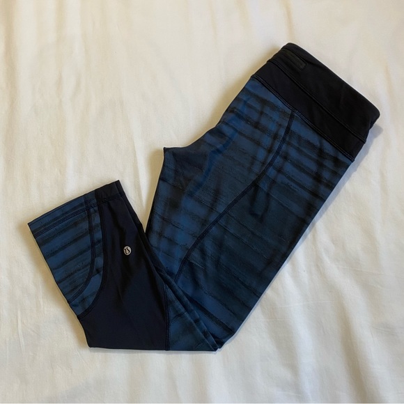 Lululemon Blue and Black Patterned Running Crops Size 8 - Picture 1 of 7